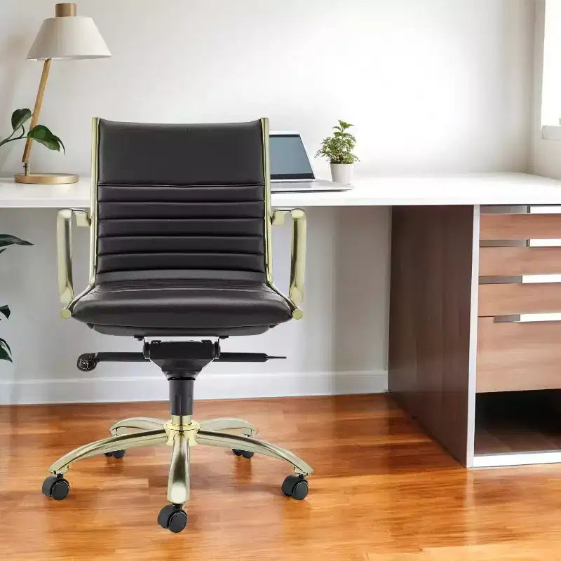 Chaise de bureau pivotante et roulante réglable de conférence en acier noir et doré et similicuir