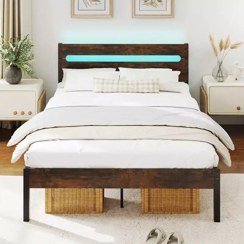 Cadre de lit double avec station de recharge intégrée, éclairage LED RVB, base de matelas robuste, marron rustique + noir / noyer + noir