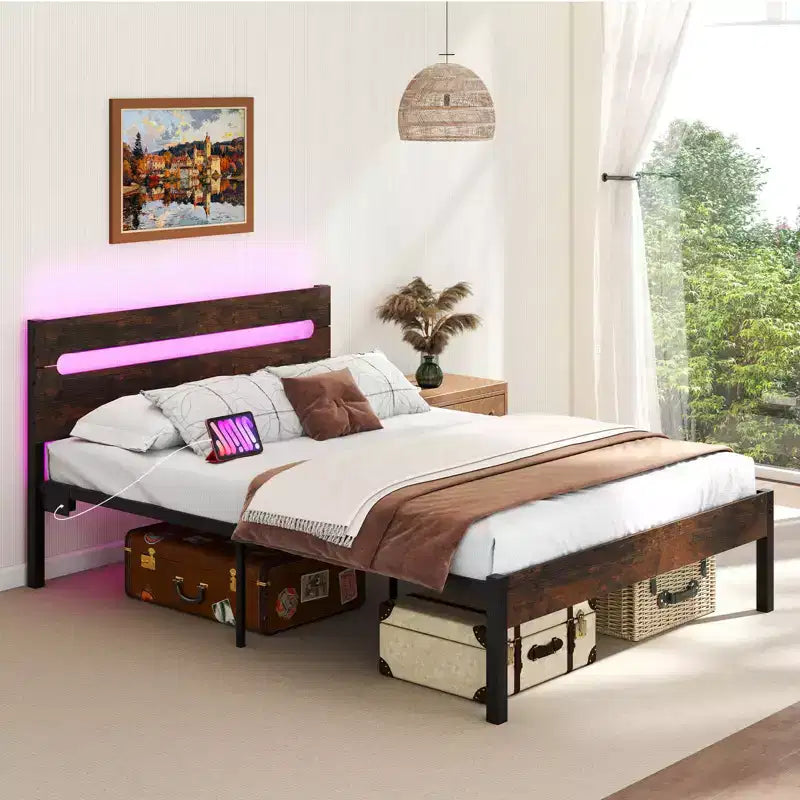Cadre de lit double avec station de recharge intégrée, éclairage LED RVB, base de matelas robuste, marron rustique + noir / noyer + noir