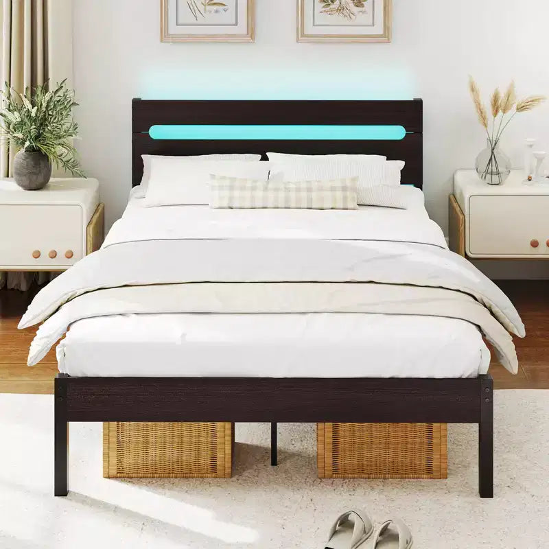 Cadre de lit double avec station de recharge intégrée, éclairage LED RVB, base de matelas robuste, marron rustique + noir / noyer + noir