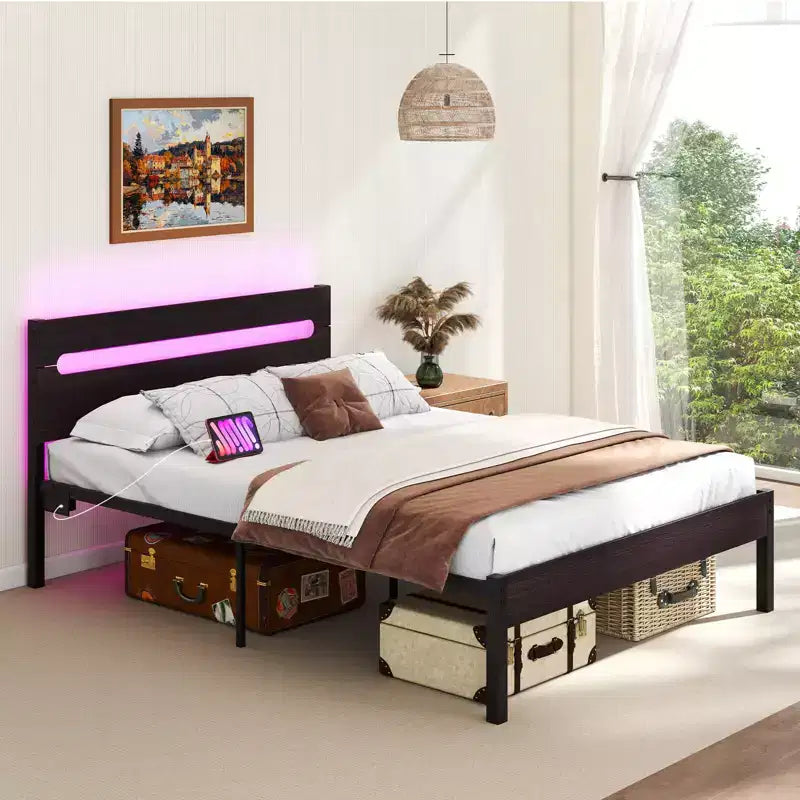 Cadre de lit double avec station de recharge intégrée, éclairage LED RVB, base de matelas robuste, marron rustique + noir / noyer + noir
