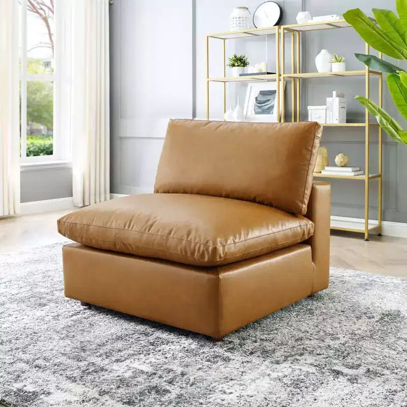 Chaise sans accoudoirs en cuir végétalien surdimensionnée et rembourrée de duvet