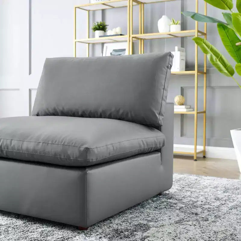 Chaise sans accoudoirs en cuir végétalien surdimensionnée et rembourrée de duvet