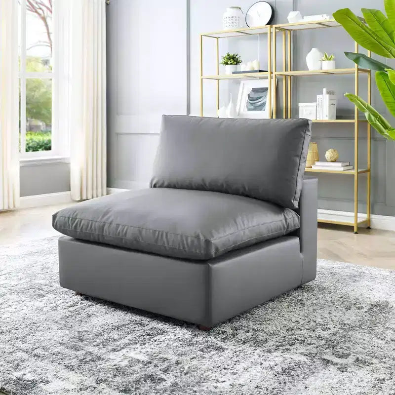 Chaise sans accoudoirs en cuir végétalien surdimensionnée et rembourrée de duvet